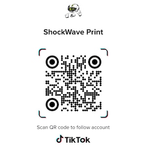 Pode incluir: C&oacute;digo QR preto e branco com uma borda branca, etiquetado como "ShockWave Print". Abaixo do c&oacute;digo est&aacute; o texto "Digitalize o c&oacute;digo QR para seguir a conta" e o logotipo do TikTok.