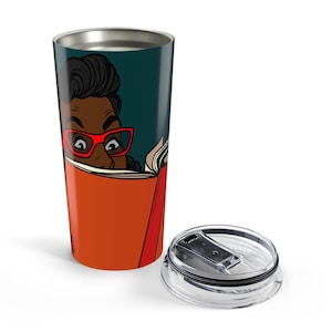 Vaso de viaje de 590 ml con diseño de mujer leyendo en estilo pop art retro