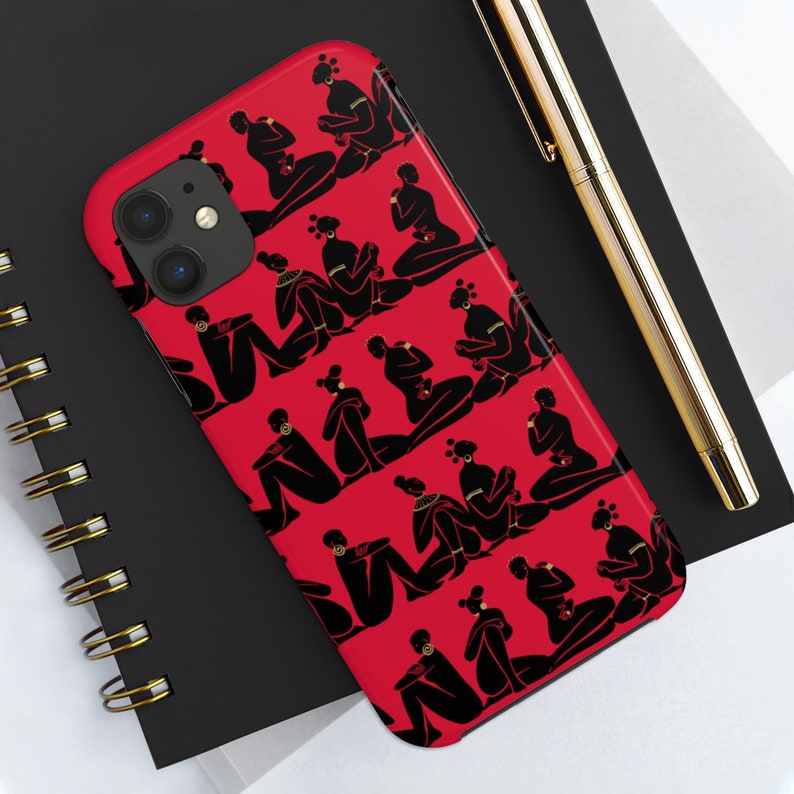 Puede incluir: Una funda de tel&eacute;fono roja con un patr&oacute;n de silueta negra de personas que se toman de la mano. El patr&oacute;n se repite en toda la funda.