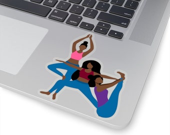 Puede incluir: Tres mujeres de color se muestran en una pose de yoga. La mujer de abajo lleva un top morado y pantalones azules. La mujer del medio lleva un top rojo y pantalones azules. La mujer de arriba lleva un top rosa y pantalones azules. Las tres mujeres tienen piel morena y cabello negro.