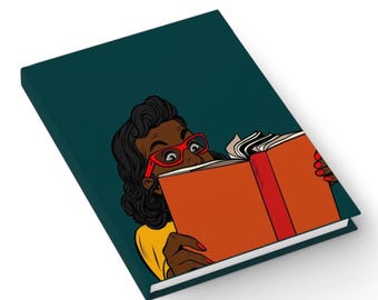 Puede incluir: Un diario de color verde azulado con una ilustración de una persona con gafas rojas, leyendo un libro naranja. La persona tiene el pelo negro y lleva una camisa amarilla. El libro tiene el lomo rojo.