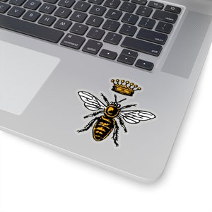 Puede incluir: Una abeja negra y amarilla con alas blancas que lleva una corona dorada. La abeja est&aacute; en una ilustraci&oacute;n de estilo vintage.