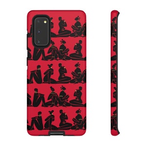 Puede incluir: Una funda de tel&eacute;fono roja con un patr&oacute;n de silueta negra de mujeres en varias poses. La funda tiene un recorte para el objetivo de la c&aacute;mara.