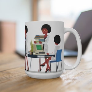 K&ouml;nnte beinhalten: Wei&szlig;e Keramiktasse mit einer bunten Illustration von drei Frauen, die in einem B&uuml;ro arbeiten. Die Frauen tragen wei&szlig;e Laborkittel und haben dunkle Haut und schwarze Haare. Eine Frau h&auml;lt einen Stapel B&uuml;cher, eine andere sitzt an einem Schreibtisch und benutzt einen Computer, und die dritte steht neben dem Schreibtisch. Die Tasse hat einen gro&szlig;en Griff.