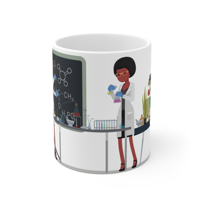 K&ouml;nnte beinhalten: Wei&szlig;e Keramiktasse mit einer bunten Illustration eines Wissenschaftlers im Labormantel, der mit Bechergl&auml;sern und Reagenzgl&auml;sern arbeitet. Der Hintergrund zeigt eine Tafel mit chemischen Formeln und eine Pflanze.