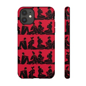 Puede incluir: Una funda de tel&eacute;fono roja con un patr&oacute;n repetido de siluetas negras de mujeres que llevan joyas. Las mujeres est&aacute;n sentadas en fila, mirando hacia adelante, con los brazos cruzados.