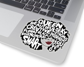 Puede incluir: Pegatina en blanco y negro con una silueta de una mujer con un afro. El afro está formado por palabras que describen a una mujer fuerte e independiente, incluyendo "Reina", "Bella", "Creativa", "Inteligente", "Educada" y "Fenomenal".
