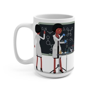 K&ouml;nnte beinhalten: Wei&szlig;e Keramiktasse mit einer schwarzen und gr&uuml;nen Illustration von zwei Frauen in Laborkitteln, die an einer chemischen Formel auf einer Tafel arbeiten. Der Text auf der Tafel lautet "O2N".