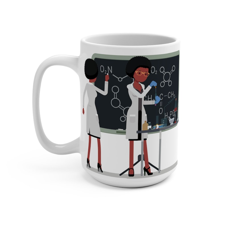 K&ouml;nnte beinhalten: Wei&szlig;e Keramiktasse mit einer schwarzen und gr&uuml;nen Illustration von zwei Frauen in Laborkitteln, die an einer chemischen Formel auf einer Tafel arbeiten. Der Text auf der Tafel lautet "O2N".