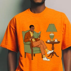 Camiseta de hombre negro leyendo – Arte de dibujos animados retro – Camiseta para amantes de los libros – Estilo intelectual – Gráfico de la hora del té – Estética acogedora – Camiseta unisex de algodón