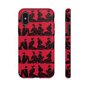 Puede incluir: Una funda de tel&eacute;fono roja con un patr&oacute;n repetido de siluetas negras de personas sentadas con las piernas cruzadas. Las personas llevan joyas y tienen las manos levantadas hacia sus caras.