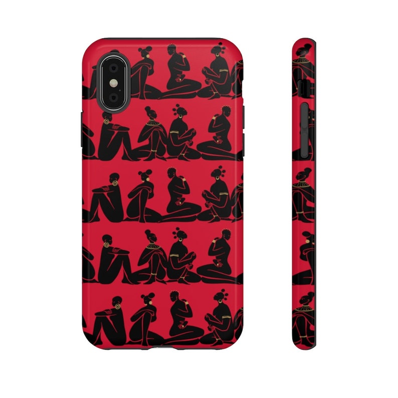 Puede incluir: Una funda de tel&eacute;fono roja con un patr&oacute;n repetido de siluetas negras de personas sentadas con las piernas cruzadas. Las personas llevan joyas y tienen las manos levantadas hacia sus caras.