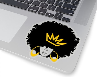 Puede incluir: Una ilustración en blanco y negro de una mujer con un peinado afro que lleva una corona dorada y grandes pendientes de aro dorados.