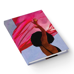 Puede incluir: Una mujer con un peinado afro levanta la mano para sujetar una tela rosa que fluye. Lleva un traje de baño negro y joyas de oro.