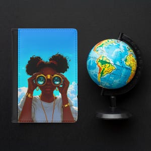 Schwarzes Mädchen mit Afro Puffs Passhülle - Goldenes Fernglas Design - RFID Kunstleder Reisebrieftasche - Afrocentric Geschenk - Weltforscher