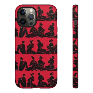 Puede incluir: Una funda de tel&eacute;fono roja con un patr&oacute;n de siluetas negras de personas. Las personas est&aacute;n todas sentadas y tienen las manos levantadas hacia la cara. La funda de tel&eacute;fono es para un iPhone 13 Pro Max.