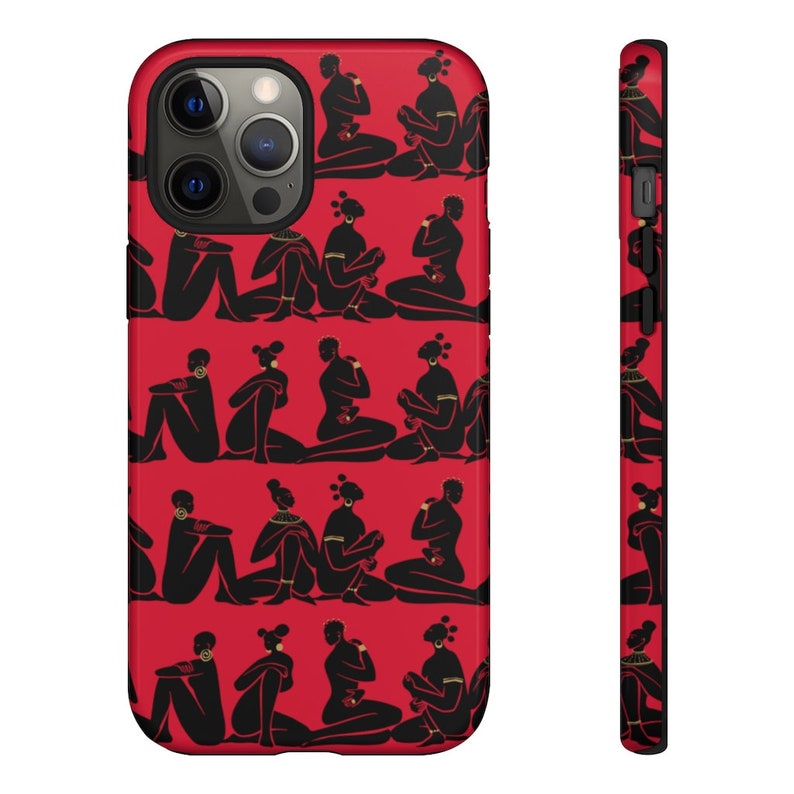 Puede incluir: Una funda de tel&eacute;fono roja con un patr&oacute;n de siluetas negras de personas. Las personas est&aacute;n todas sentadas y tienen las manos levantadas hacia la cara. La funda de tel&eacute;fono es para un iPhone 13 Pro Max.