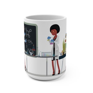 K&ouml;nnte beinhalten: Wei&szlig;e Keramiktasse mit einer bunten Illustration einer Frau im Laborkittel, die in einem wissenschaftlichen Labor arbeitet. Das Labor verf&uuml;gt &uuml;ber eine Tafel mit chemischen Formeln, Bechergl&auml;sern und Reagenzgl&auml;sern.
