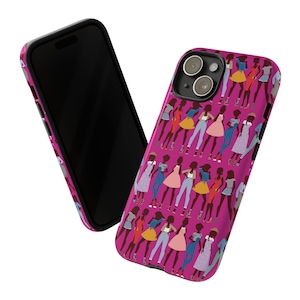 Puede incluir: Una funda para smartphone con un fondo magenta vibrante estampado con un patrón repetitivo de figuras diversas que visten atuendos coloridos, incluyendo faldas, vestidos y mezclilla, con un recorte negro para la cámara.