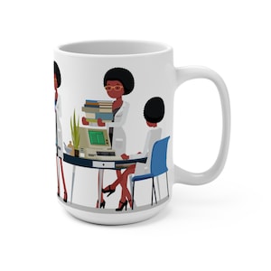 K&ouml;nnte beinhalten: Wei&szlig;e Keramiktasse mit einer bunten Illustration von drei Frauen, die in einem B&uuml;ro arbeiten. Die Frauen tragen wei&szlig;e Laborkittel und haben dunkle Haut und schwarzes Haar. Eine Frau h&auml;lt einen Stapel B&uuml;cher, eine andere sitzt an einem Schreibtisch mit einem Computer und die dritte steht neben dem Schreibtisch.