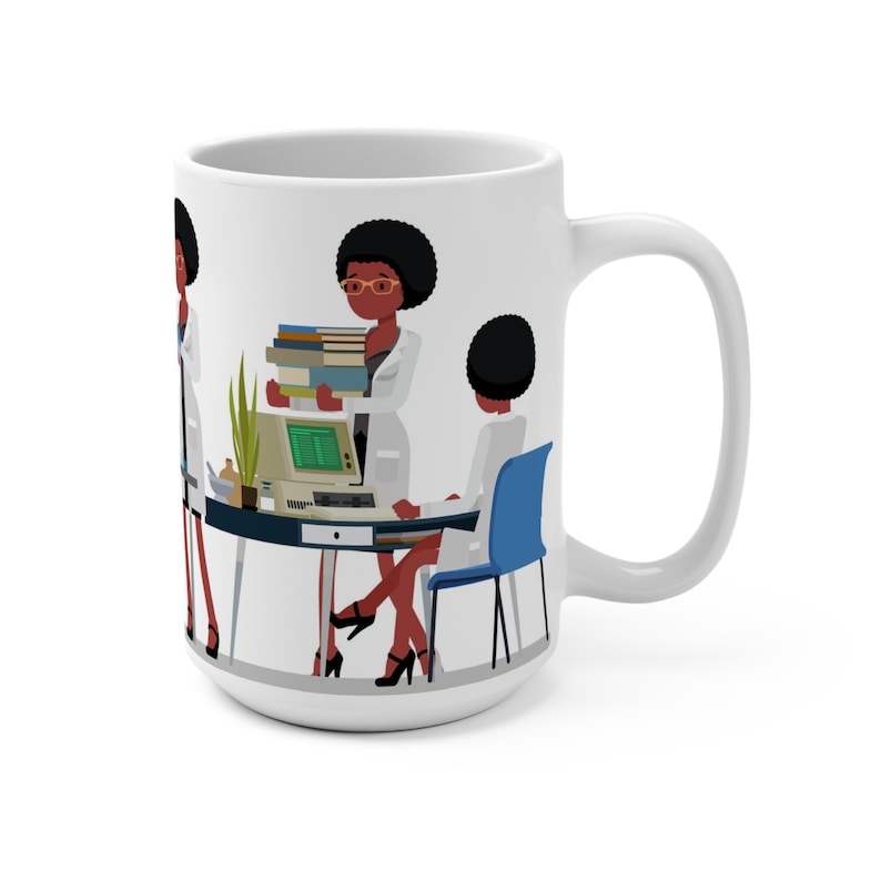 K&ouml;nnte beinhalten: Wei&szlig;e Keramiktasse mit einer bunten Illustration von drei Frauen, die in einem B&uuml;ro arbeiten. Die Frauen tragen wei&szlig;e Laborkittel und haben dunkle Haut und schwarzes Haar. Eine Frau h&auml;lt einen Stapel B&uuml;cher, eine andere sitzt an einem Schreibtisch mit einem Computer und die dritte steht neben dem Schreibtisch.
