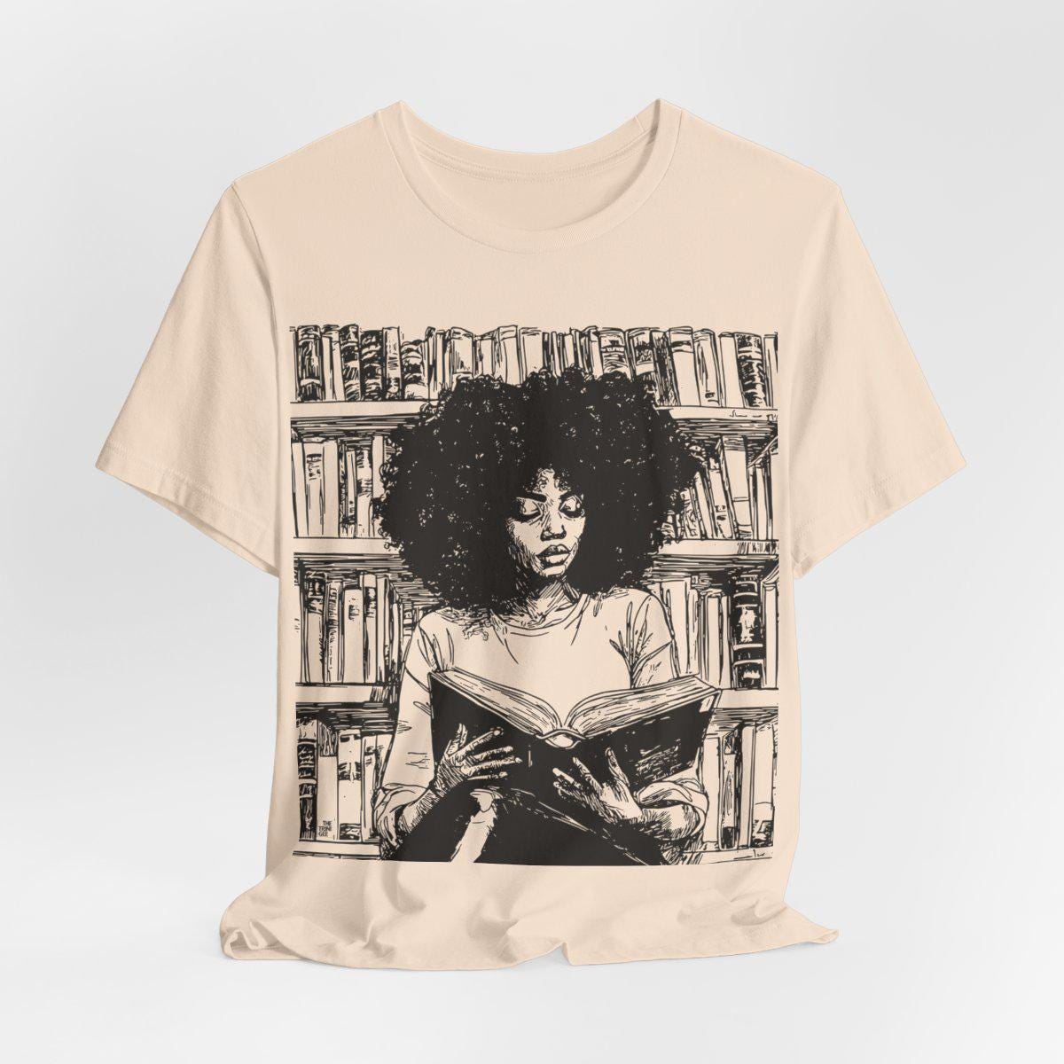 アフロヘアの女性が読書をするTシャツ：黒人女性のアート、読書好きへ 