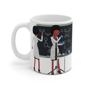 K&ouml;nnte beinhalten: Wei&szlig;e Keramiktasse mit einer Schwarzwei&szlig;illustration von zwei Frauen in Laborkitteln, die an einem Chemieexperiment arbeiten. Die Frauen sind schwarz und haben Afrofrisuren. Der Text auf der schwarzen Tafel hinter ihnen lautet "O2N, O2, CH3, C-CH3, O, H2PO4".