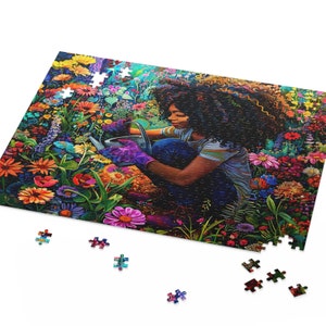 Pode incluir: Um quebra-cabeça colorido com uma pessoa cuidando de um jardim de flores vibrante. A obra de arte retrata uma pessoa com cabelo encaracolado usando luvas roxas e macacão, regando flores com um regador. Peças soltas do quebra-cabeça estão espalhadas.