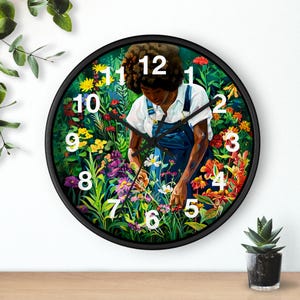Könnte beinhalten: Runde Wanduhr mit schwarzem Rahmen, die eine Person in einem Blumengarten zeigt. Das Zifferblatt zeigt weiße Ziffern vor einem Hintergrund aus bunten Blumen. Die Uhr ist an einer weißen Wand befestigt.