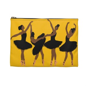 Pode incluir: Uma bolsa amarela com z&iacute;per com um gr&aacute;fico de quatro bailarinas em tutus pretos e sapatilhas de ponta. As bailarinas est&atilde;o em v&aacute;rias poses de dan&ccedil;a em um fundo amarelo. O z&iacute;per &eacute; dourado.