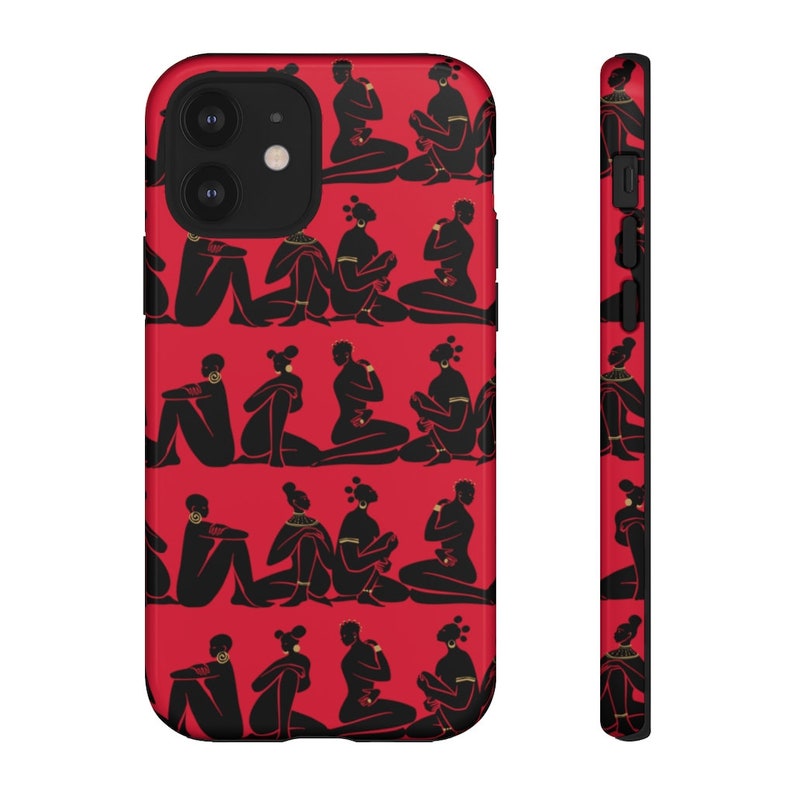 Puede incluir: Una funda de tel&eacute;fono roja con un patr&oacute;n de siluetas negras de mujeres sentadas y sosteniendo objetos. Las mujeres llevan joyas doradas y tienen el pelo recogido.
