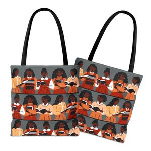 Puede incluir: Dos bolsas de mano con asas negras. Las bolsas presentan un patr&oacute;n repetido de ilustraciones de mujeres con varios atuendos, sosteniendo libros. Las mujeres est&aacute;n representadas en tonos naranja, rojo y beige sobre un fondo gris.