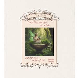 Puede incluir: Paño de cocina crema con una imagen enmarcada de un hada en una taza de té en un bosque. El texto "Tea Time" está en la parte superior, con la cita "La juventud es el don de la naturaleza, pero la edad es una obra de arte". El artista es Stanislaw Jerzy Lec.