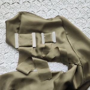 Gebräuntes, khakifarbenes High-End-Seidenchiffonband; 80 Zoll lang; ( 6 Fuß 8 Zoll / 2,22 Meter); Ein durchgehendes Stück; Keine Nähte; Armeegrün; Olivgrün