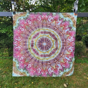 Handgefärbte Blumen-Mandala-Wandteppich;  71cm x 72cm; 100% Kona-Baumwolle; Krawattenfarbe; Ungerahmte Kunst; Wanddekoration; Quilting Stoff