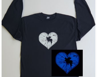 Unisex STOR långärmad t-shirt med rund hals; Vinylmotiv som LYSER i mörkret; "Shot Through the Heart"; Alla hjärtans dag-tröja