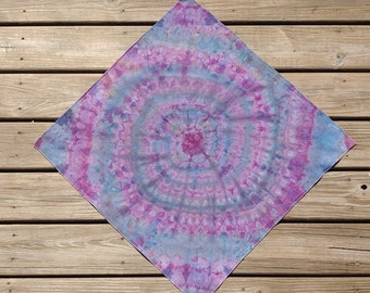 Bandana tie-dye; 25"x25"; 100% cotone: spirale nei toni del rosa, viola, magenta e grigio