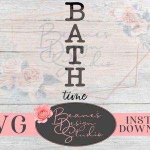 Op de afbeelding: SVG-snijbestand ontwerp voor een badkamerschild met de tekst "BATH time" in zwarte tekst op een witte houten achtergrond met bloemmotieven.