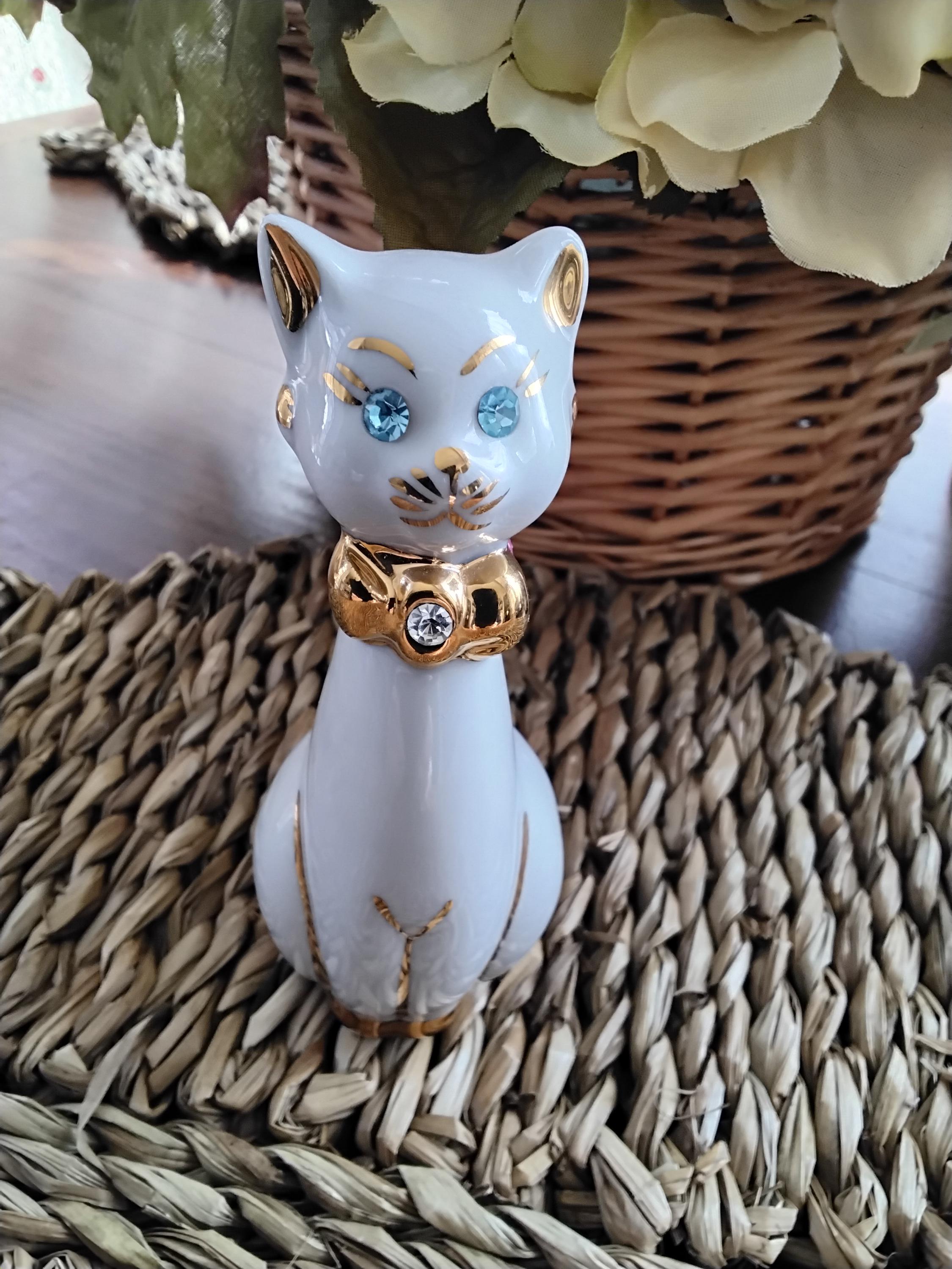 Vintage Polaris Capodimonte Cat Figurine: White Porcelain With
