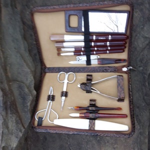 Ensemble manucure pédicure 13 pièces vintage dans un étui en similicuir à fermeture éclair fabriqué en Corée