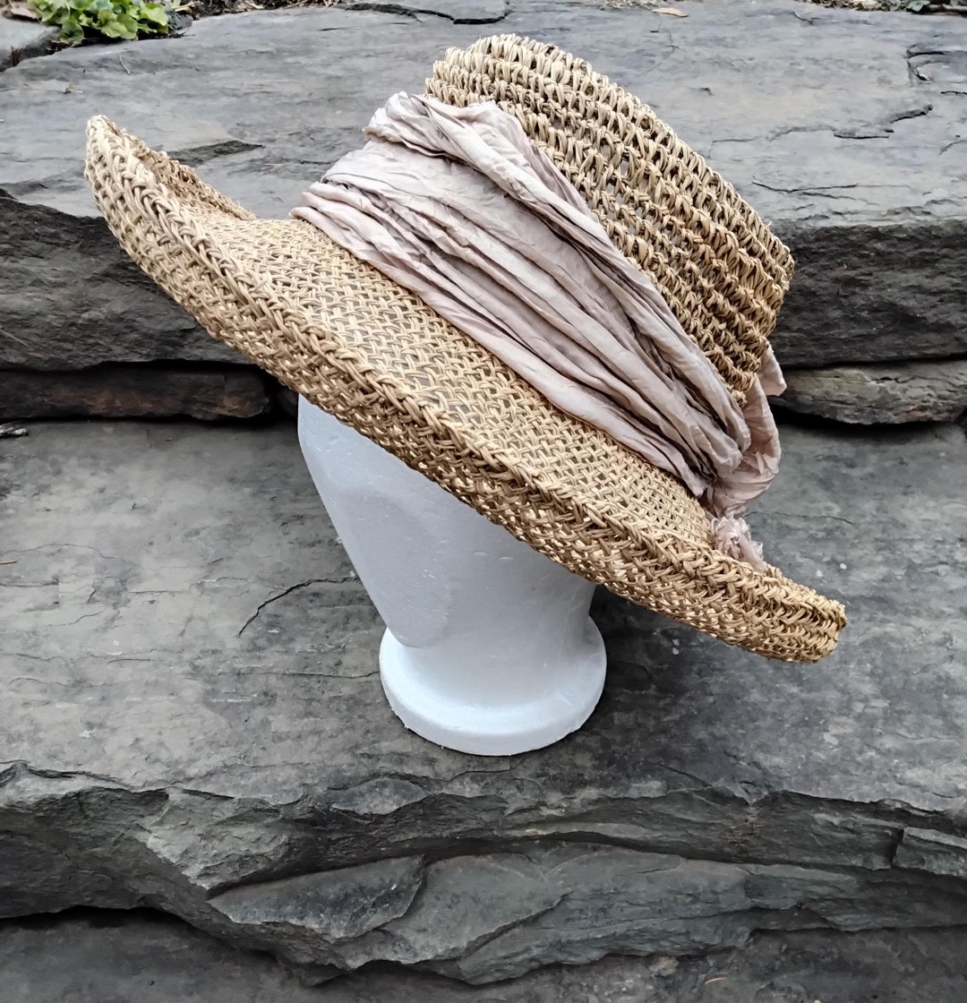 vintage Wide-Brim Straw Hat with Dark Green Bow. Retro Green Ribbon Raffia Sun Hat | Retro Stage main image 2