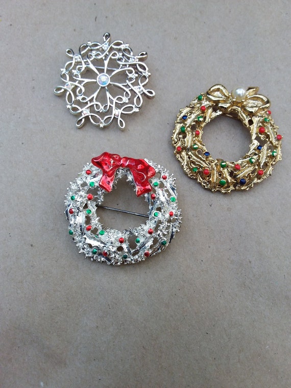 Vintage Christmas Wreath and Snowflake Brooches, E