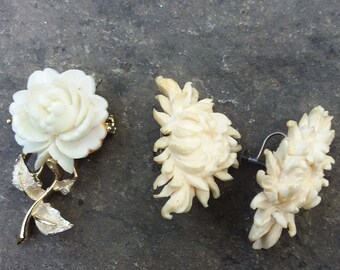 Boucles D'oreilles Vintage En Celluloïd - Roses œillets Sculptés - Fermoir Vis à L'arrière - Occasion