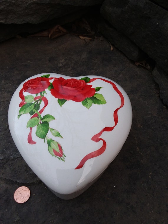 皿・プレート HUMAN MADE HEART CERAMICS TRAY RED Amazon.co.jp: HUMAN MADE HEART CERAMICS TRAY RED PLATE