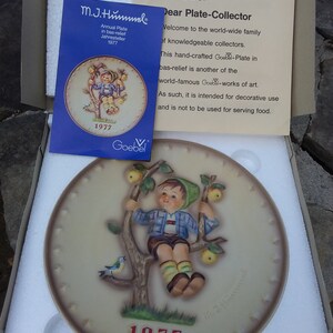 Vintage Goebel M. J. Hummel 1977 Annual Plate in Bas Relief, NIB