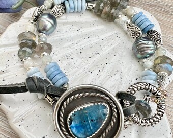 Bracelet wrap, style Sundance, bracelet bouton, bracelet labradorite opale bleue, bracelet perle