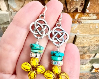 Boucles d'oreilles noeud celtique, boucles d'oreilles fleurs turquoises et tchèques, boucles d'oreilles d'été, boucles d'oreilles tendance, boucles d'oreilles fleurs jaunes