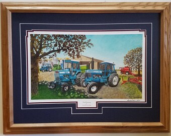 Könnte beinhalten: Ein gerahmtes Aquarellbild, das drei blaue Ford-Traktoren in einer ländlichen Umgebung zeigt. Die Traktoren sind vor einer Scheune geparkt, im Hintergrund ist ein roter Mähdrescher zu sehen. Das Bild trägt den Titel "Ford Farming" und ist vom Künstler "Russell Lee, Jr." signiert.