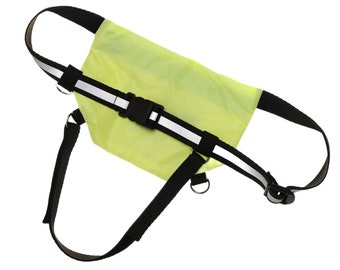 SPORT.BAG designed for for city runners and marathon training, with reflective, adjustable straps and inside pocket for keys. Harness straps