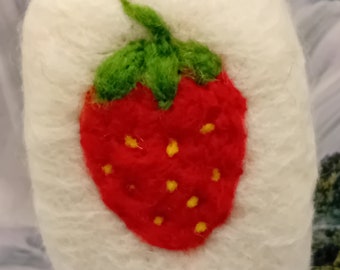 Sapone alla fragola infeltrito in lana di pecora